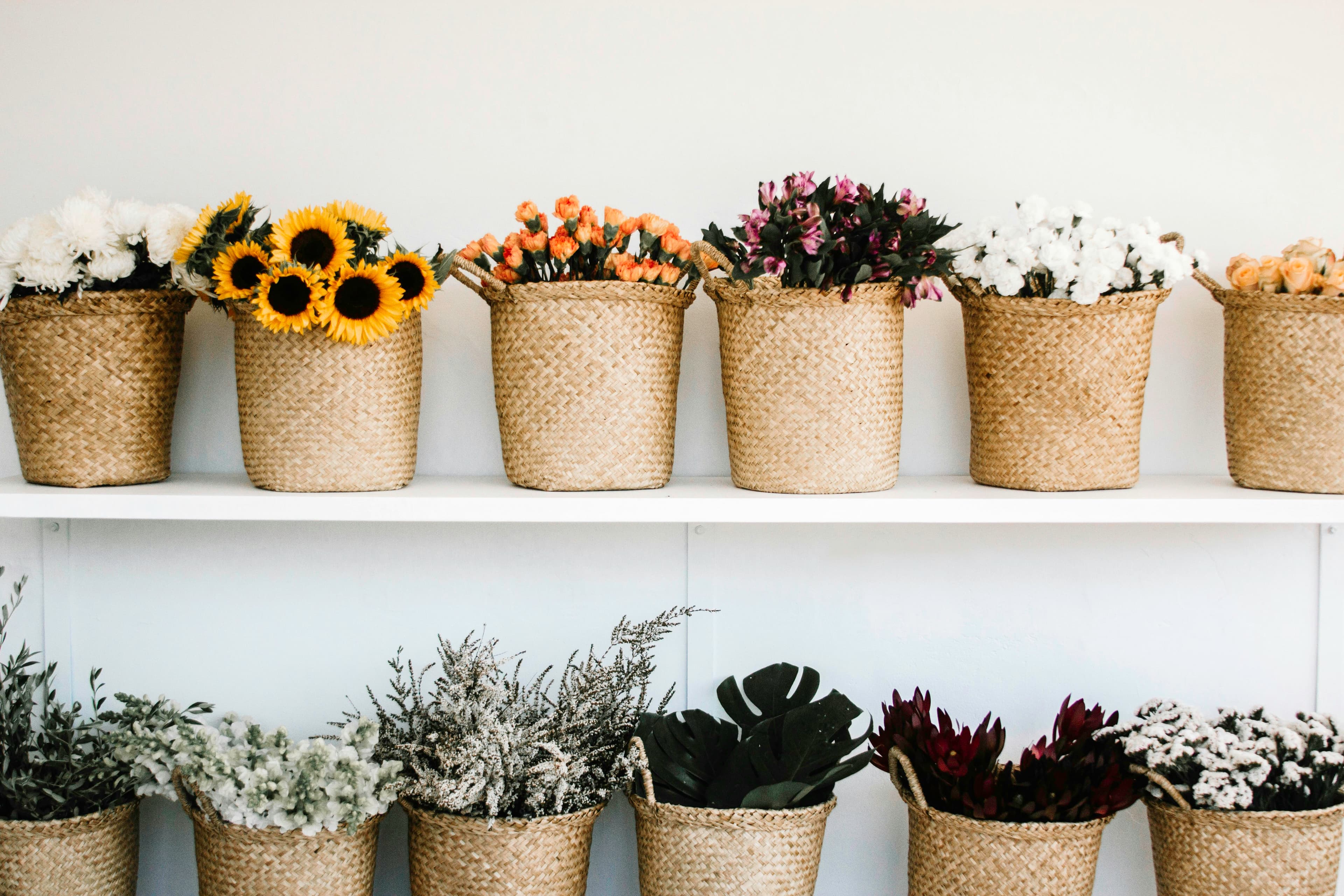 Cestas con flores frescas ordenadas en un mostrador