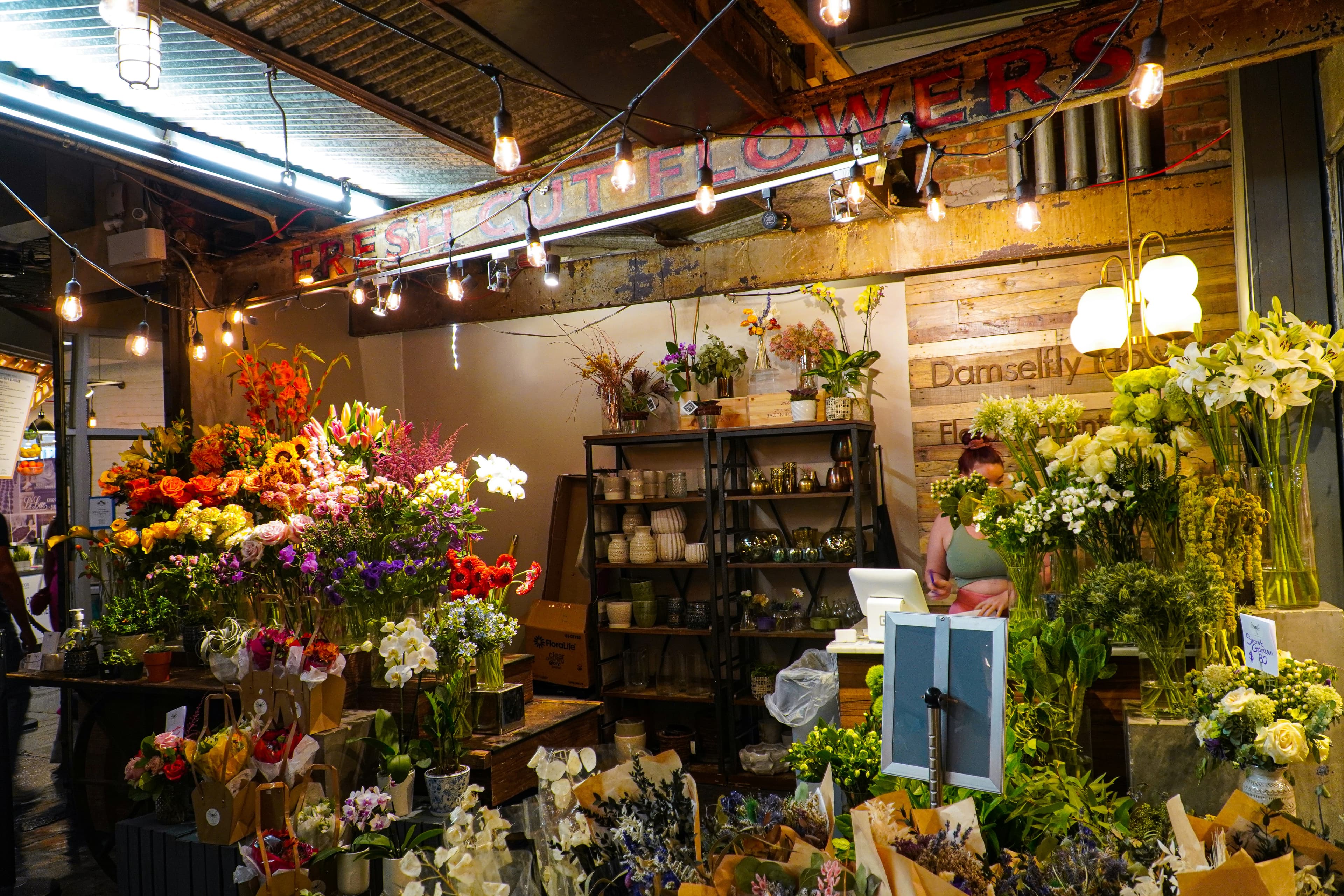 Interior de una floristería llena de flores frescas